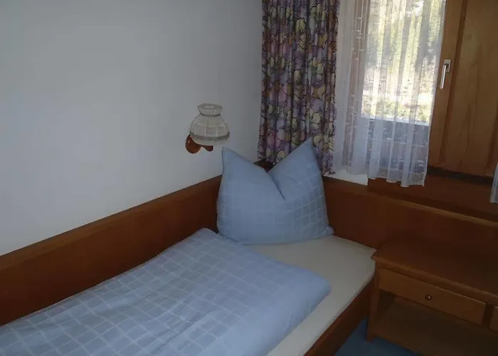 هاوس دانييلا * جيرلوس